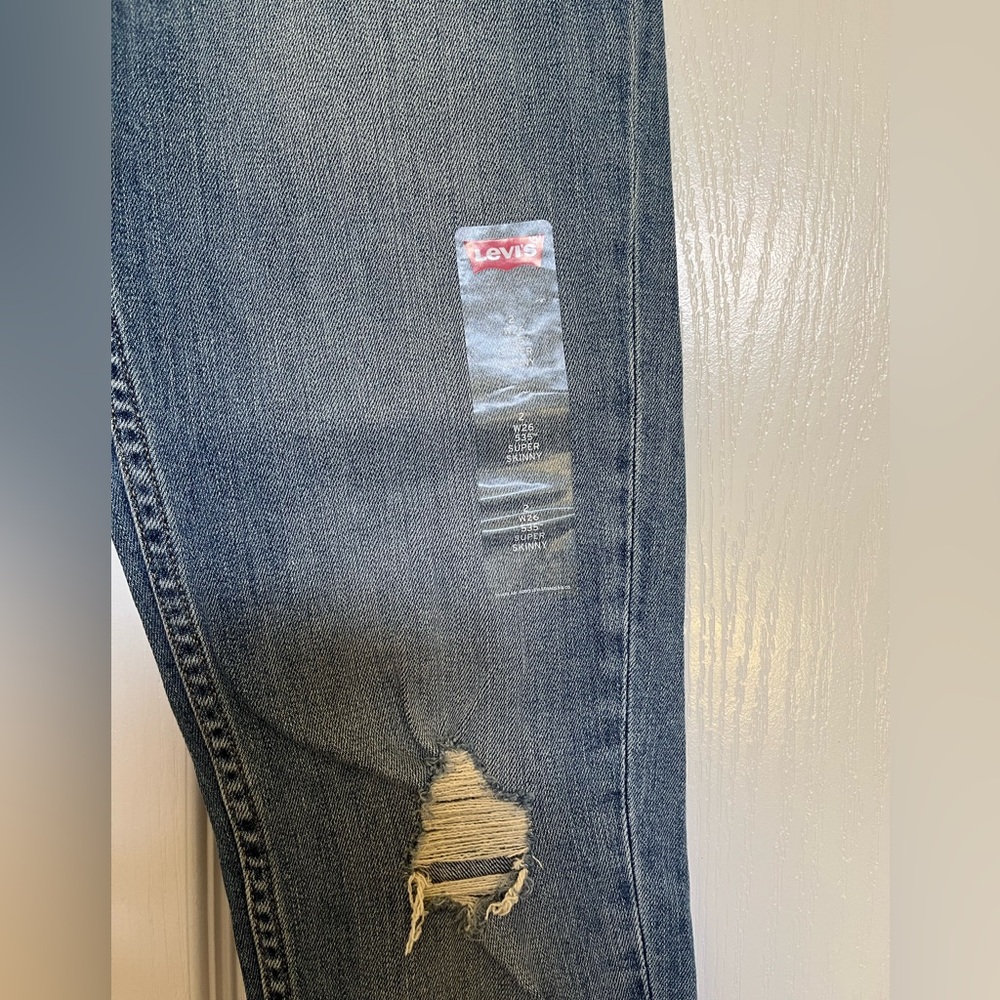 Levi's Light Blue Skinny Jeans with Star and Heart Details - Picture 2 of 10